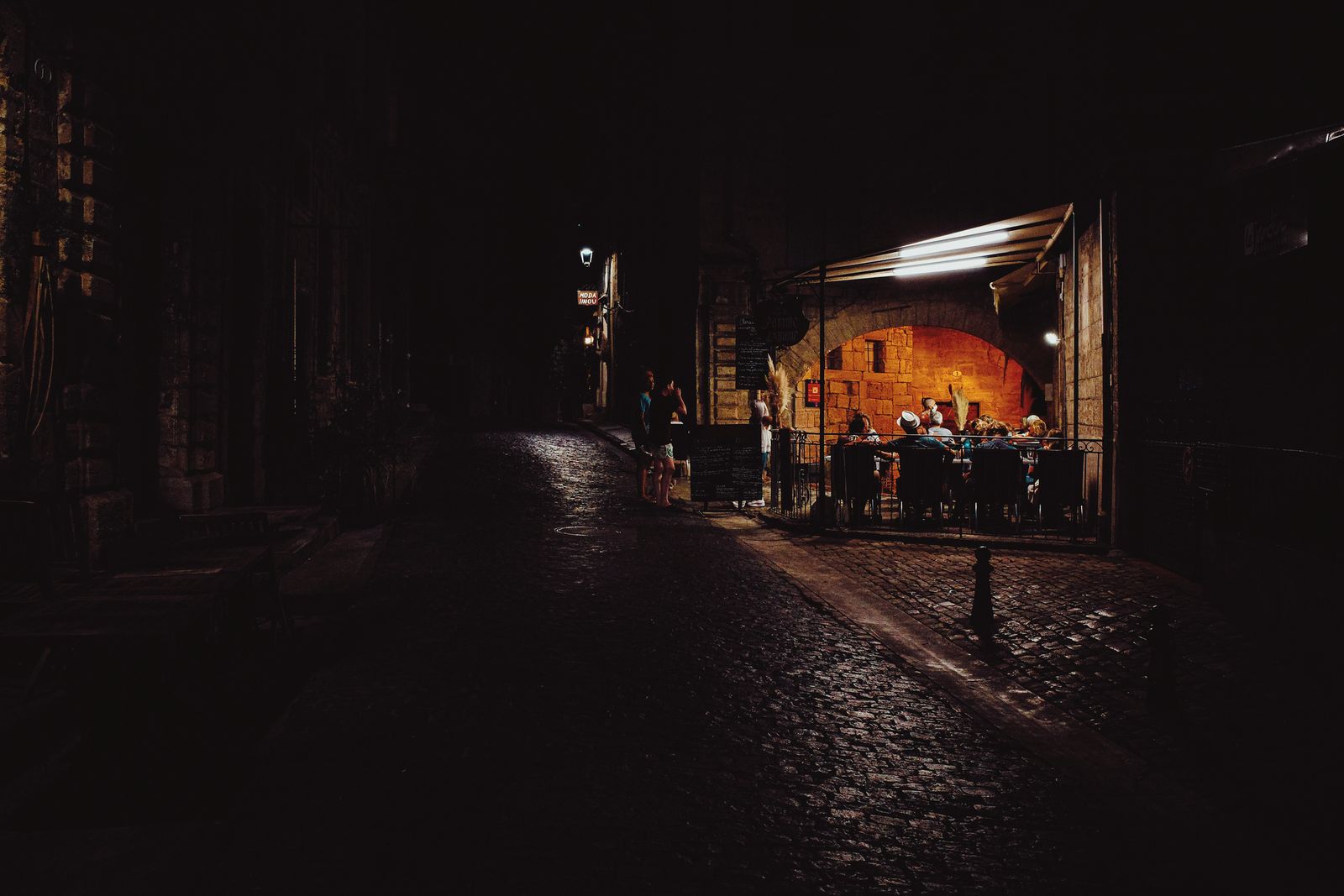 Terrasse de caf&eacute; le soir dans le centre de P&eacute;zenas