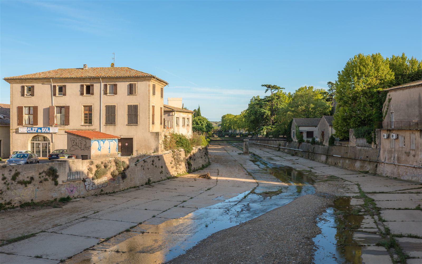 La Peyne, rivi&egrave;re qui traverse P&eacute;zenas, bord&eacute;e de verdure