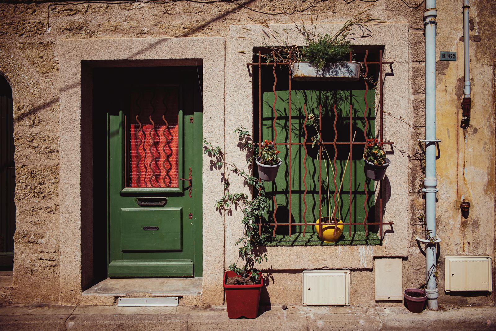 Fa&ccedil;ade en pierre traditionnelle du centre historique de P&eacute;zenas