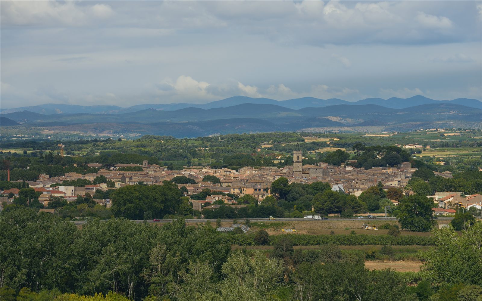 P&eacute;zenas et ses quartiers r&eacute;sidentiels vus depuis les hauteurs
